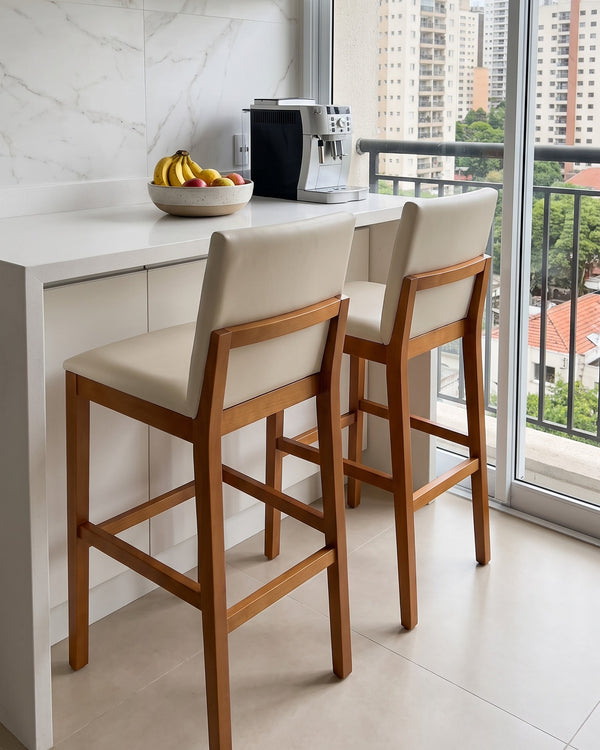 Banqueta Alta Lia Estofada Off White Estrutura De Madeira