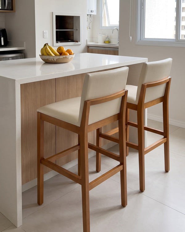 Banqueta Alta Lia Estofada Off White Estrutura De Madeira