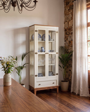 Cristaleira de Madeira Maciça 2 Portas e 1 Gaveta - ambiente - Off White/Amêndoa