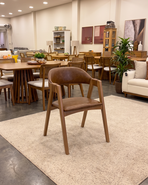 Cadeira Luxor Com Braços Encosto Laminado Pinhão Natural