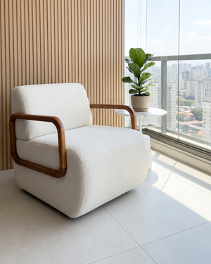 Poltrona Kiev Estofada Off White Braços De Madeira