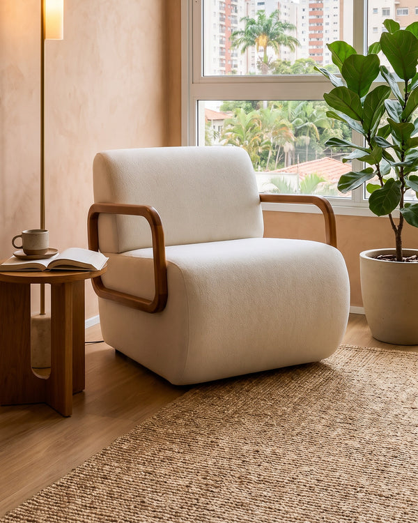 Poltrona Kiev Estofada Off White Braços De Madeira