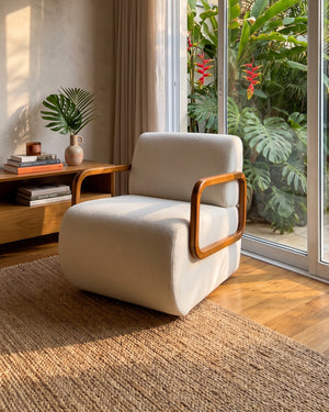 Poltrona Kiev Estofada Off White Braços De Madeira