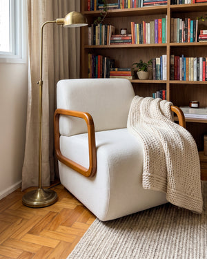 Poltrona Kiev Estofada Off White Braços De Madeira
