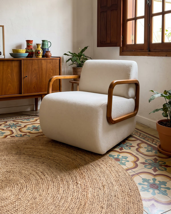 Poltrona Kiev Estofada Off White Braços De Madeira