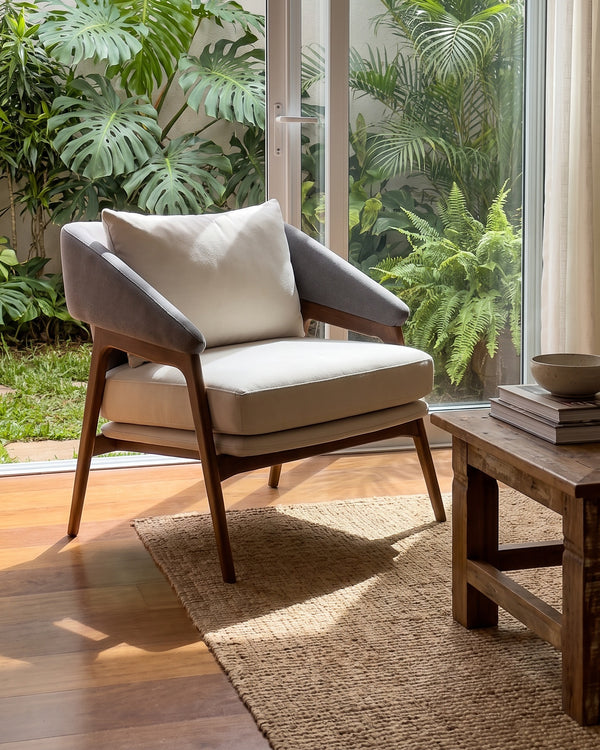 Poltrona Melissa Madeira Com Almofadas Off White e Cinza